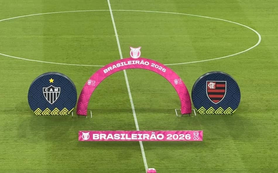 Flamengo x Atlético-MG, Brasileirão 2026, arco rosa entre escudos das equipes no gramado.
