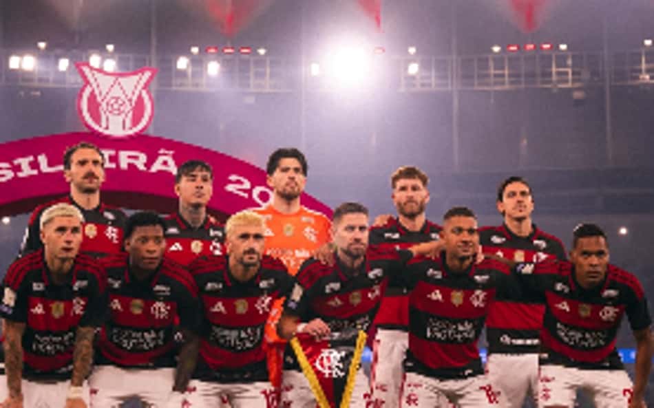 Flamengo x Atlético MG: elenco rubro-negro posando em campo no Brasileirão.