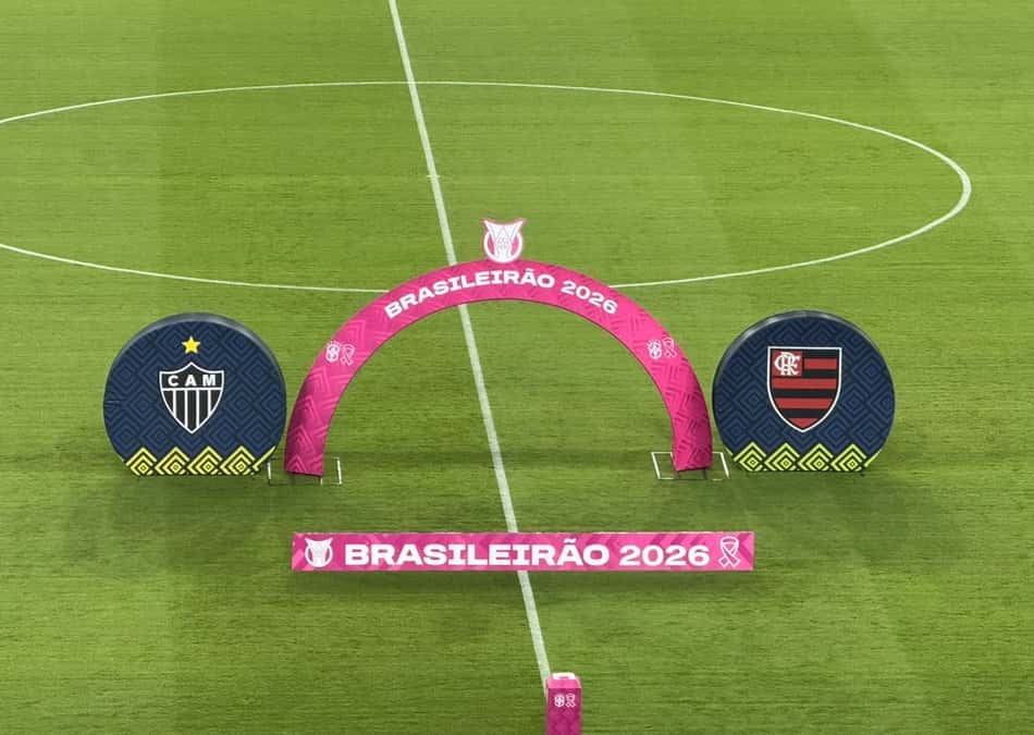 Flamengo x Atlético-MG, Brasileirão 2026, arco rosa entre escudos das equipes no gramado.