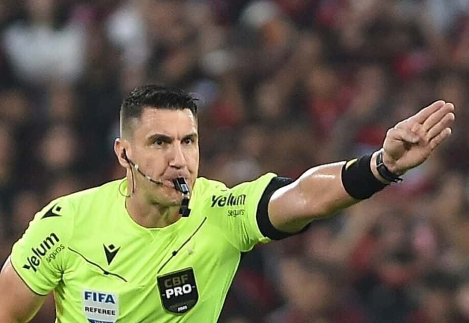 O árbitro Rafael Rodrigo Klein no Fla-Flu pelo Campeonato Brasileiro 2026 (Foto: Alexandre Durão/Zimel Press/Folhapress)