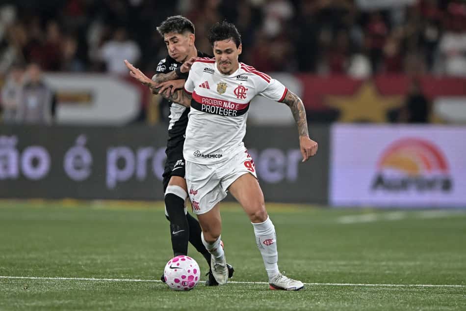 Flamengo e Vasco disputam bola em clássico no Nilton Santos
