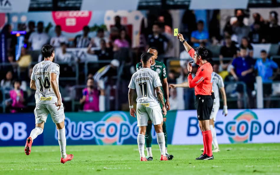 Flávio Rodrigues apitando Santos e Palmeiras, pelo Campeonato Brasileiro