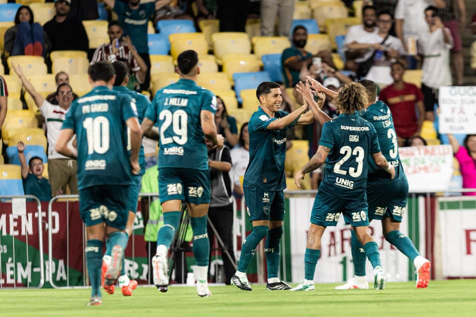 Jogadores do Fluminense comemoram gol na goleada sobre o Coritiba