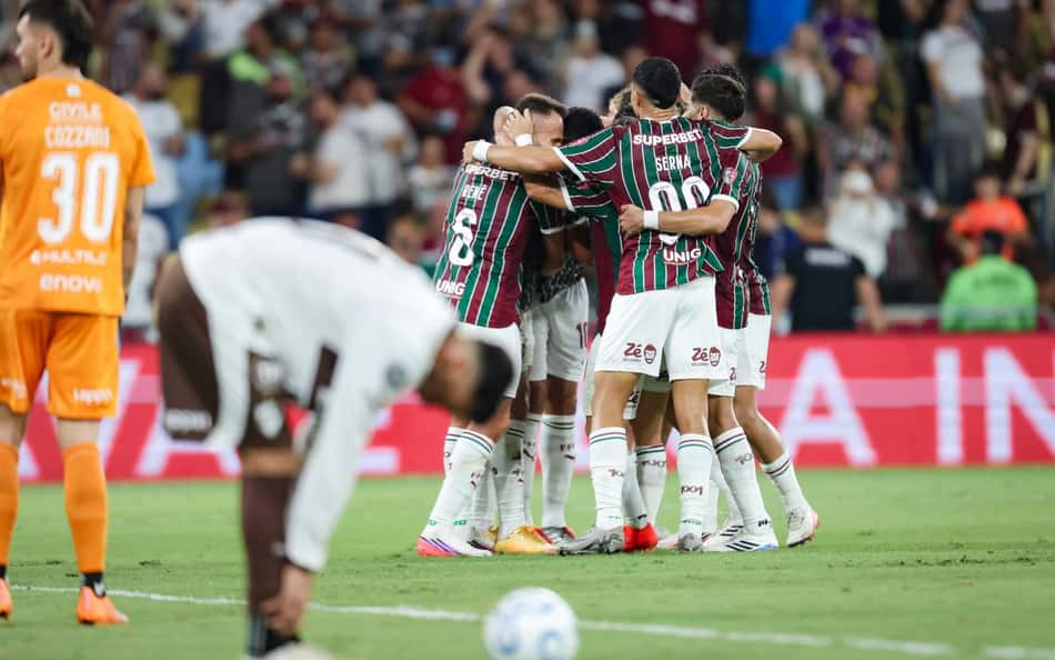 Time do Fluminense comemora gol contra o Platense