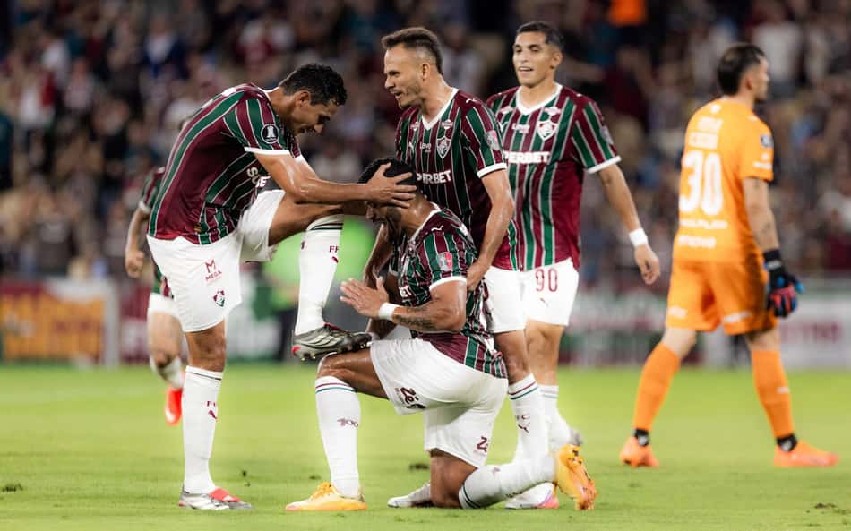 Ganso e Hulk comemoram gol em Fluminense x Platense