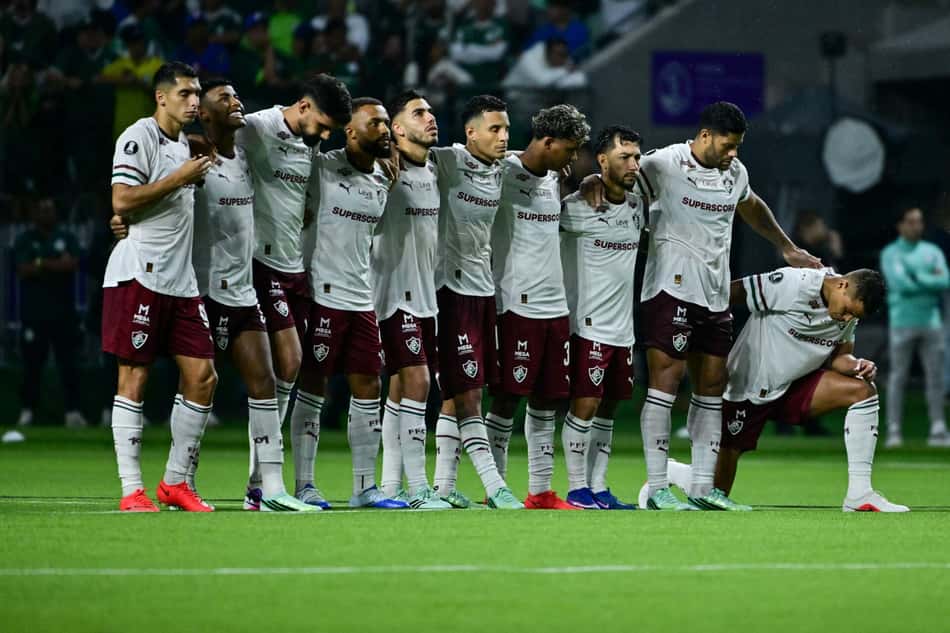 Jogadores do Fluminense alinhados em campo antes do jogo contra o Palmeiras.