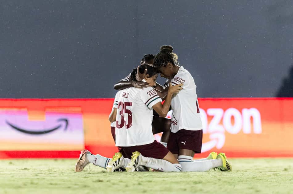 Flamengo e Fluminense se enfrentando no jogo de ida das quartas da Copa do Brasil Feminina