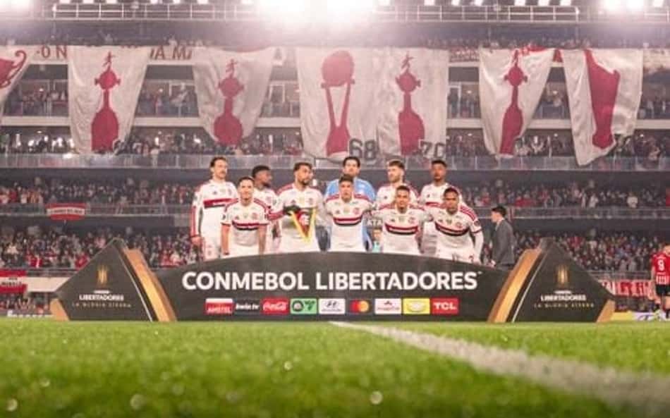 Jogadores do Flamengo contra o Estudiantes