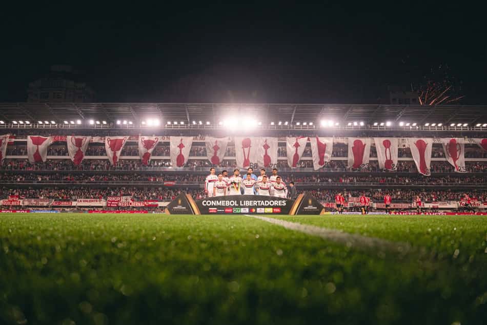Jogadores do Flamengo contra o Estudiantes