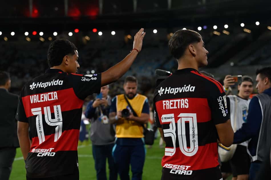 Freitas e Valencia são apresentados à torcida do Flamengo no Maracanã