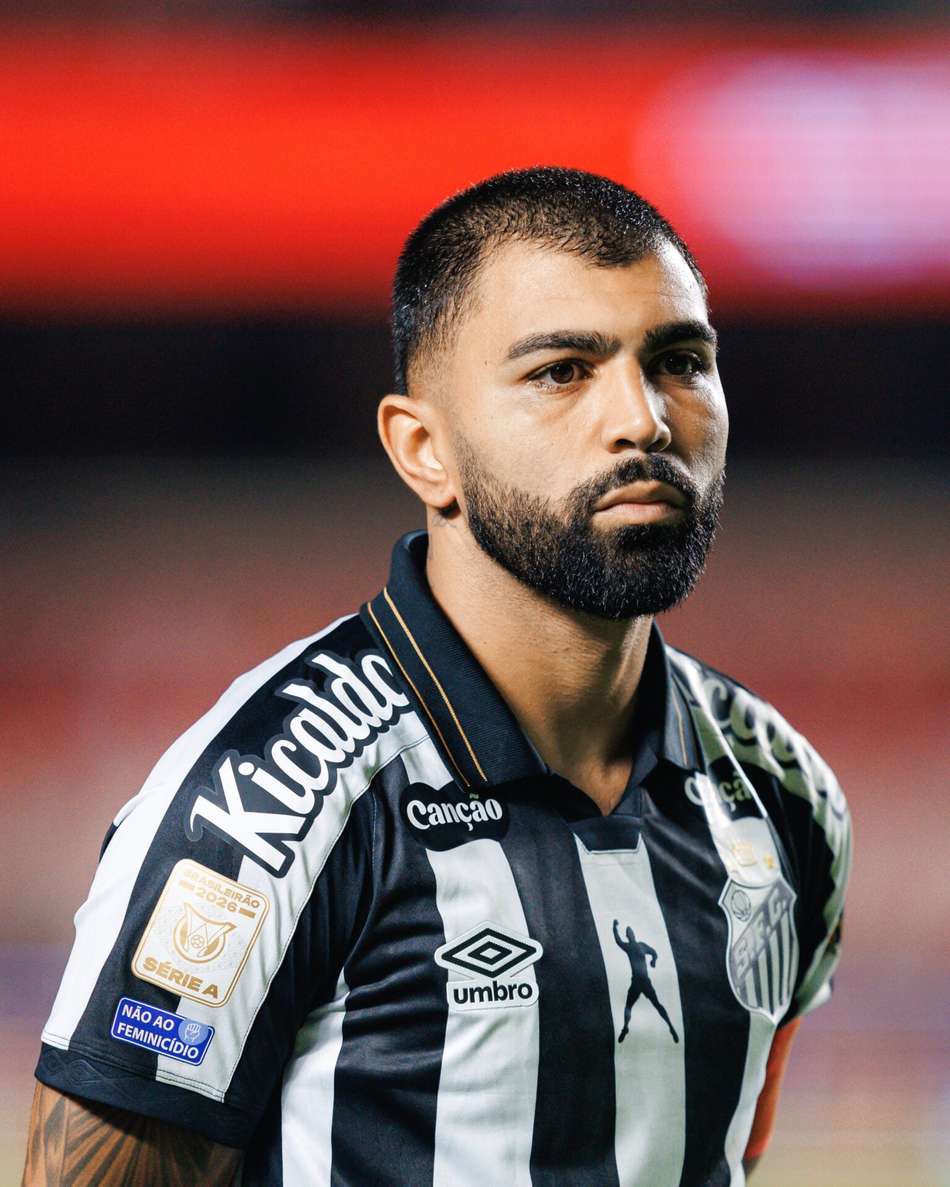 Gabigol com a camisa do Santos