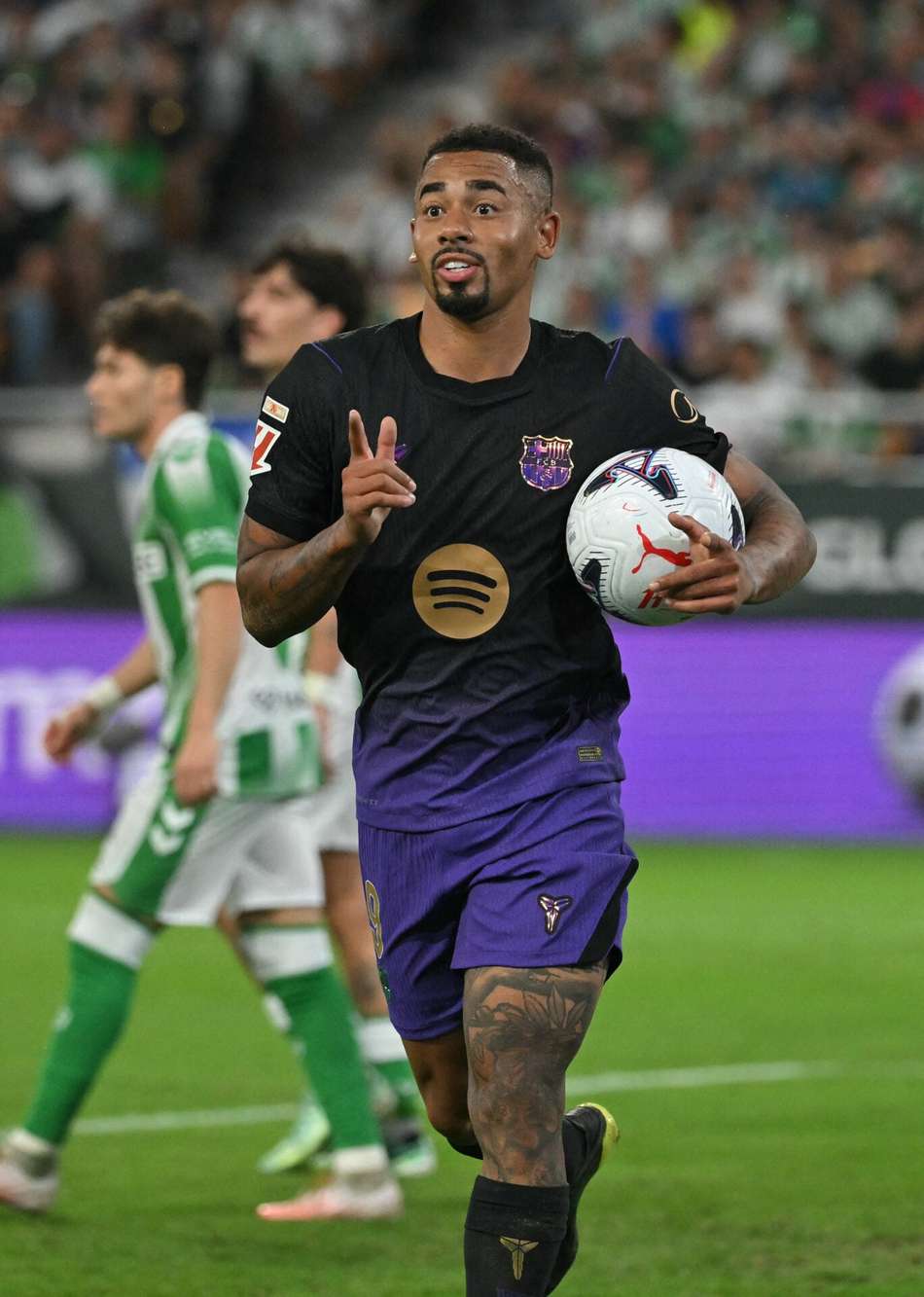 Gabriel Jesus marcou um dos gols do Barcelona