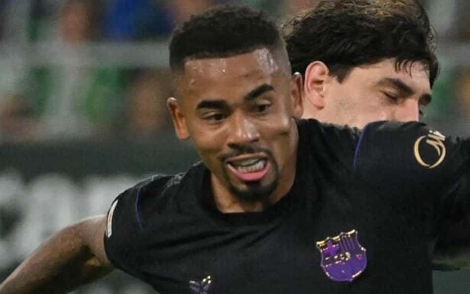 Gabriel Jesus contra o Betis em jogo de futebol, disputando a bola perto da área.