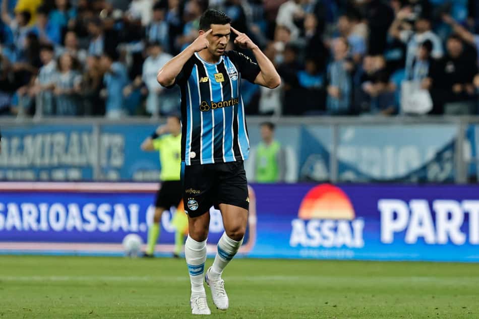 Jogador do Grêmio em uniforme azul-preto em campo durante Grêmio x CAP.