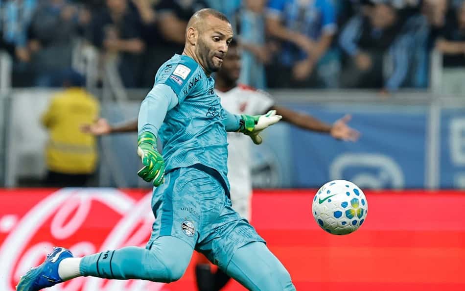 Goleiro do Grêmio em chute ao gol durante Grêmio x Weverton