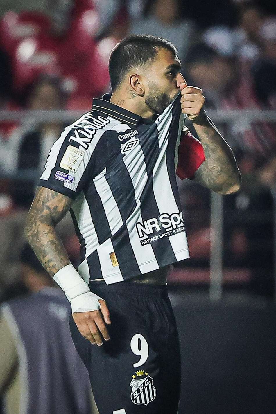 Gabigol comemorando gol na partida entre São Paulo e Santos, válida pela 21ª rodada do Campeonato Brasileiro 2026, realizada no Estádio do Morumbis, em São Paulo (SP), na noite desta sexta-feira (2).