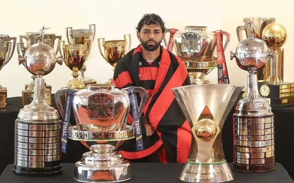 Gabigol cercado pelas taças que conquistou no Flamengo (foto: Gilvan de Souza/Flamengo)