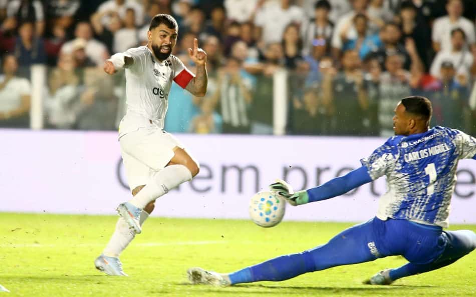 Gabigol chuta para defesa de Carlos Miguel em Santos x Palmeiras
