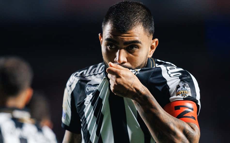 Gabigol comemora com a camisa do Santos