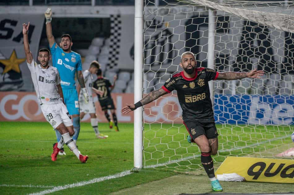 Gabigol comemora gol pelo Flamengo contra o Santos, na Vila Belmiro, em 2021
