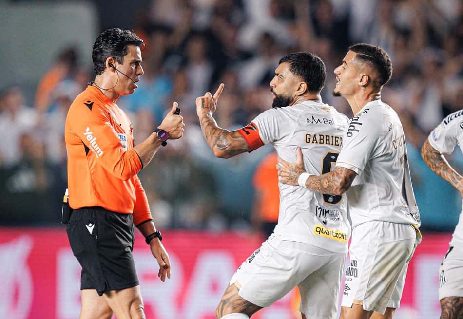Gabigol e Coutinho reclamam com o árbitro Flavio Rodrigues de Souza