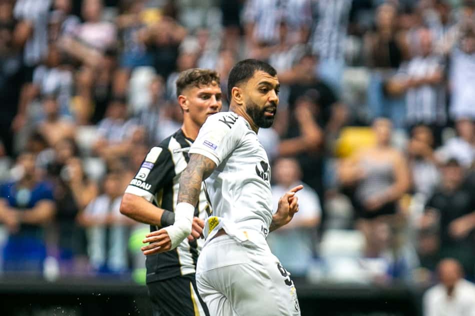 Gabigol foi o autor do único gol do Santos contra o Atlético (Foto: Fernando Moreno/AGIF/Folhapress)