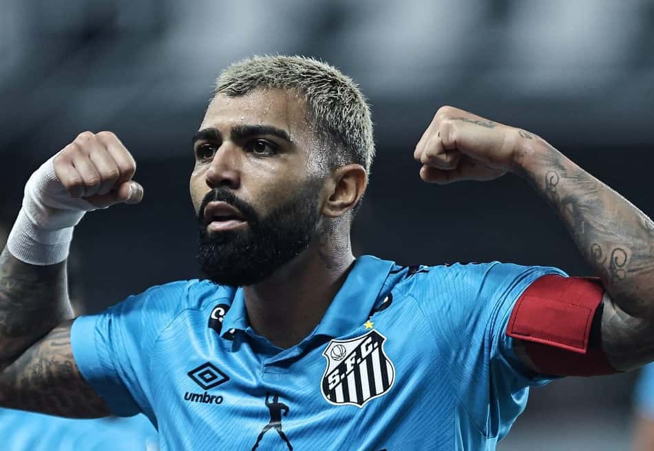 Gabigol comemora gol na vitória do Santos sobre o Remo