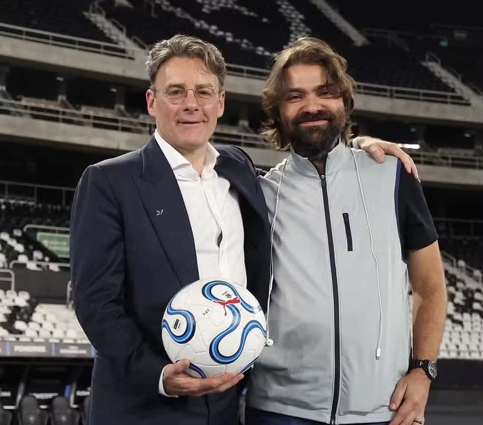 Gabriel de Alba (à esquerda) ao lado de João Paulo Magalhães, presidente do Botafogo