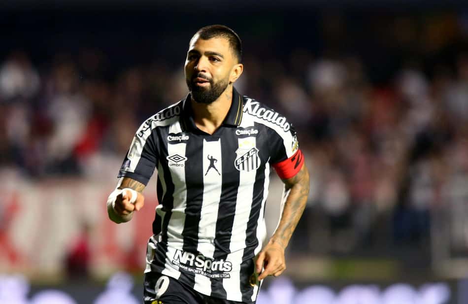 Gabigol, jogador do Santos comemora seu gol durante partida contra o Sao Paulo no estadio Morumbi pelo campeonato Brasileiro A 2026. 