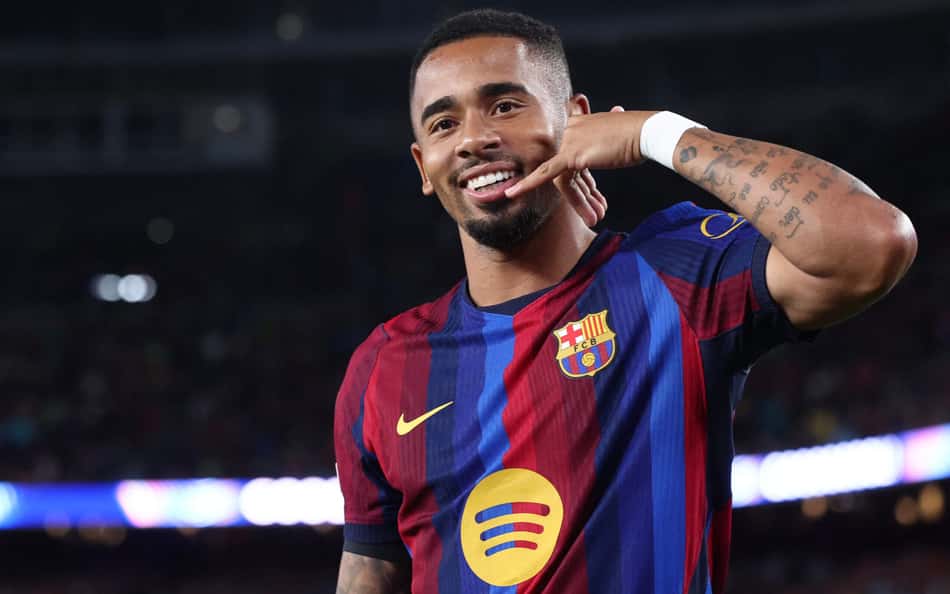 Gabriel Jesus celebra o primeiro gol com a camisa do Barcelona na Champions