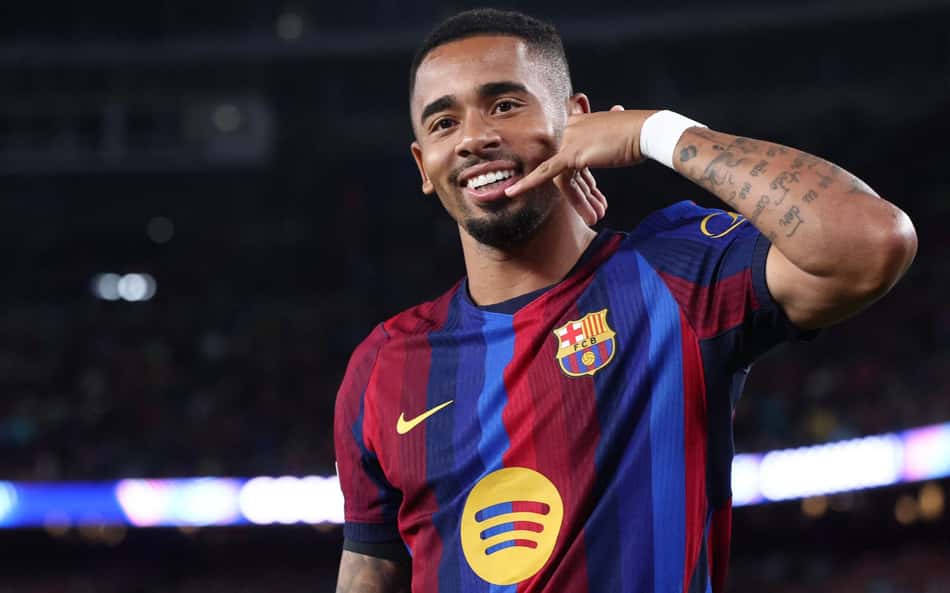 Gabriel Jesus celebra o primeiro gol com a camisa do Barcelona na Champions