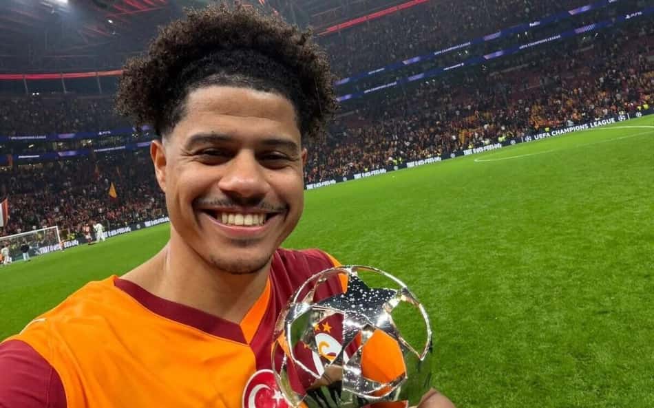 Gabriel sara com prêmio da Champions League