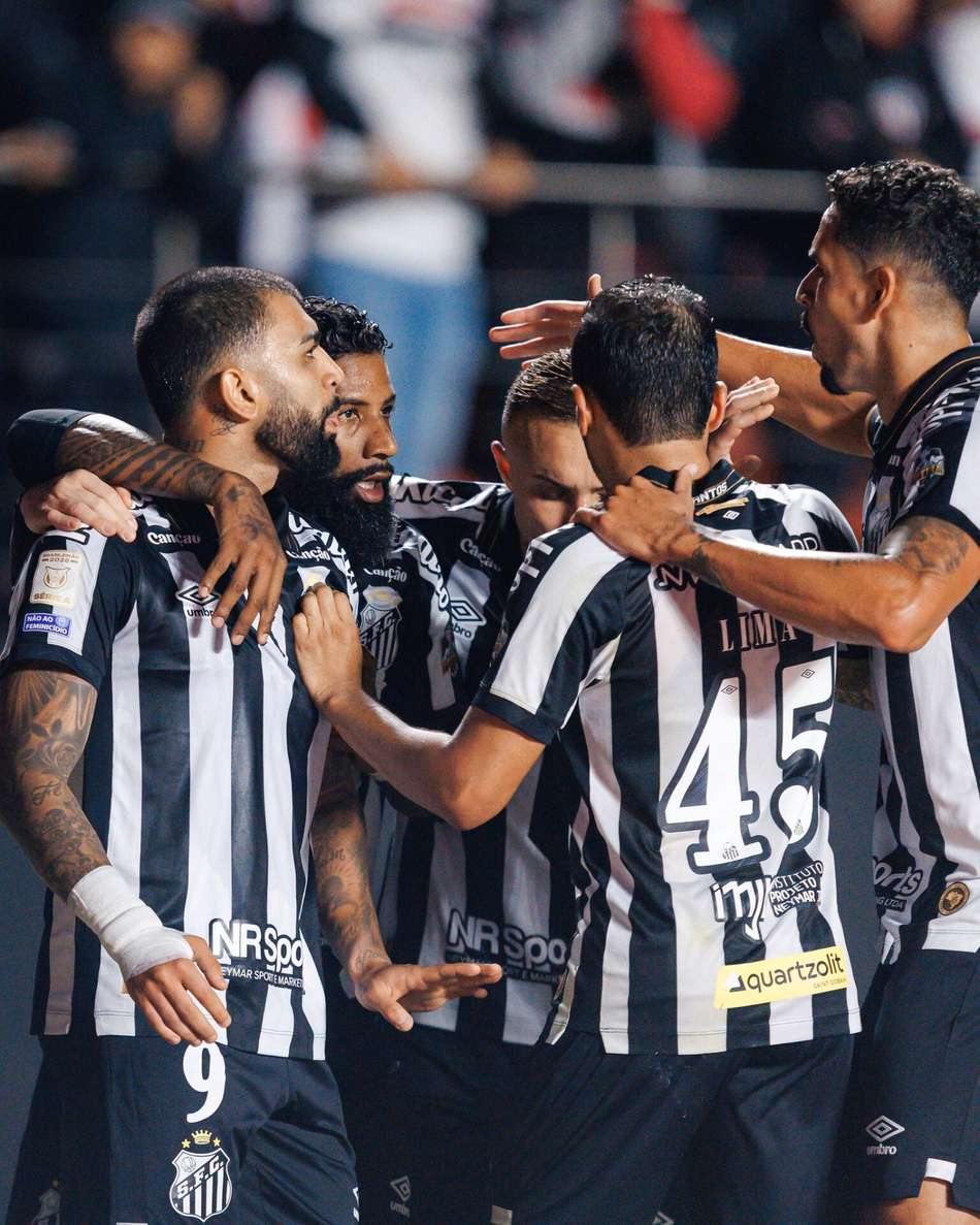 Gabigol é celebrado pelos companheiros ao marcar um dos gols do Santos sobre o Corinthians
