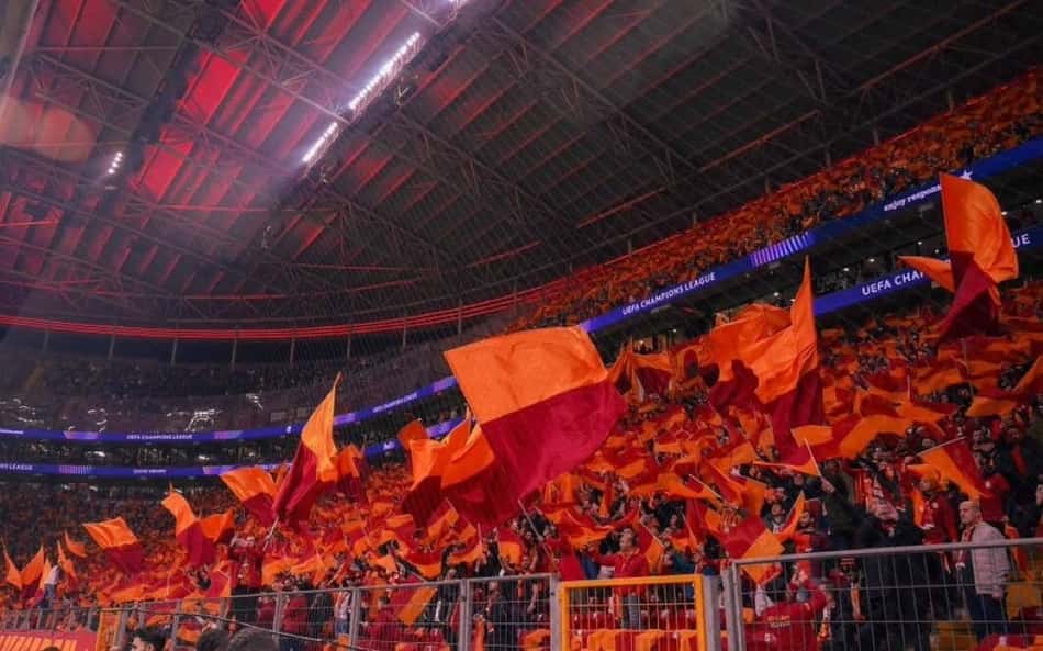 Torcida do Galatasaray no Ali Sami Yen Sports Complex RAMS Park.