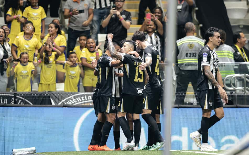 Jogadores do Atlético-MG comemorando gol na partida de ida das semifinais da Sul-Americana