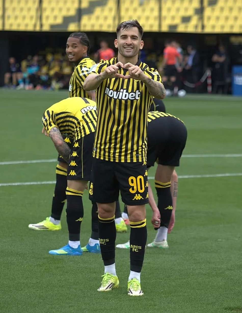 Garré comemora gol marcado pelo Aris