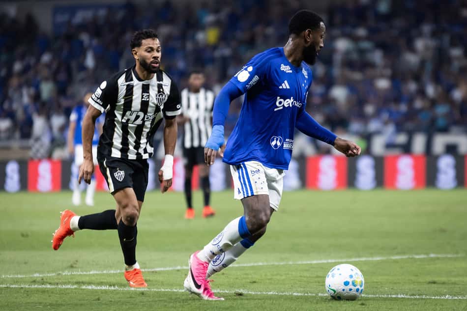 Jogadores de Atlético-MG e Cruzeiro disputam a bola no Mineirão, em clássico mineiro.