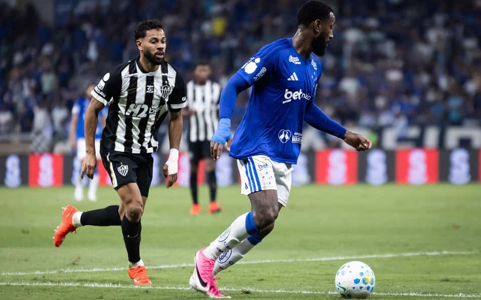 Jogadores de Atlético-MG e Cruzeiro disputam a bola no Mineirão, em clássico mineiro.