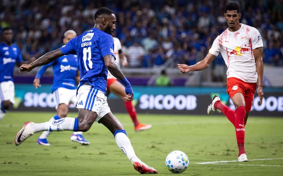Gerson finalizando contra o Bragantino