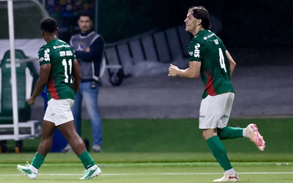 Giay comemorando gol em Palmeiras e Corinthians, pelo Campeonato Brasileiro