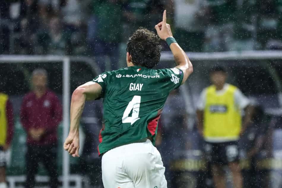 Giay comemora gol no clássico entre Palmeiras e Corinthians