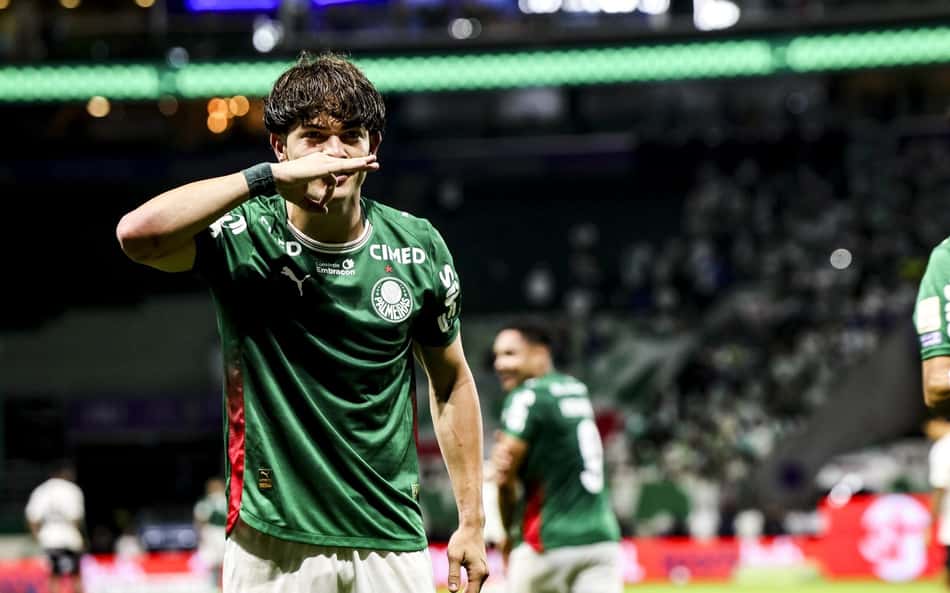 Giay comemorando gol em Palmeiras e Corinthians, pelo Campeonato Brasileiro