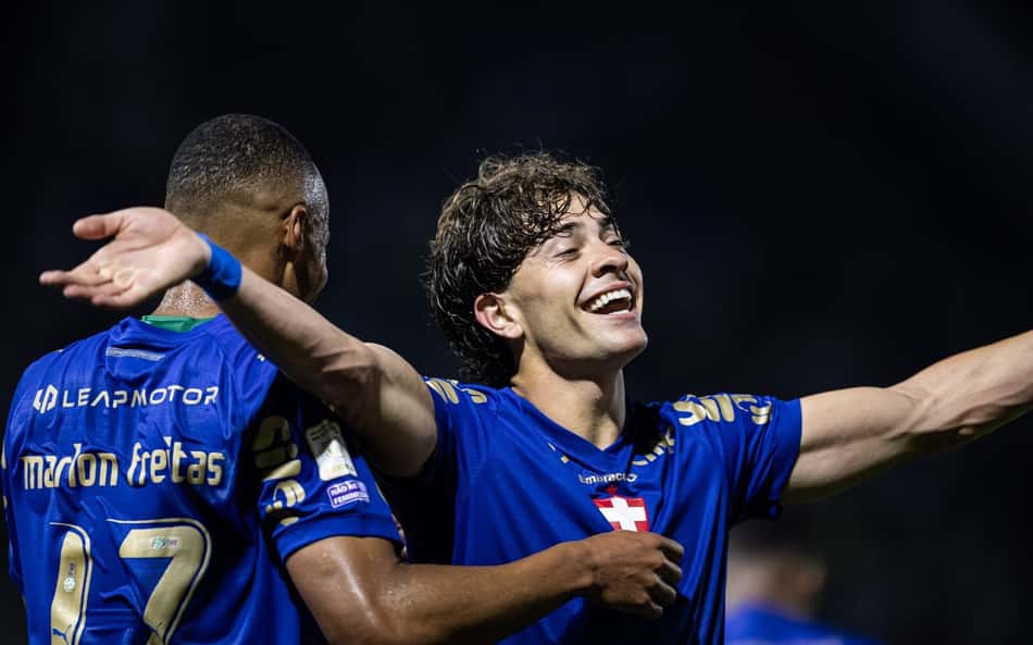 Giay comemora vitória e manda recado ao Flamengo: 'Nossa parte está feita'