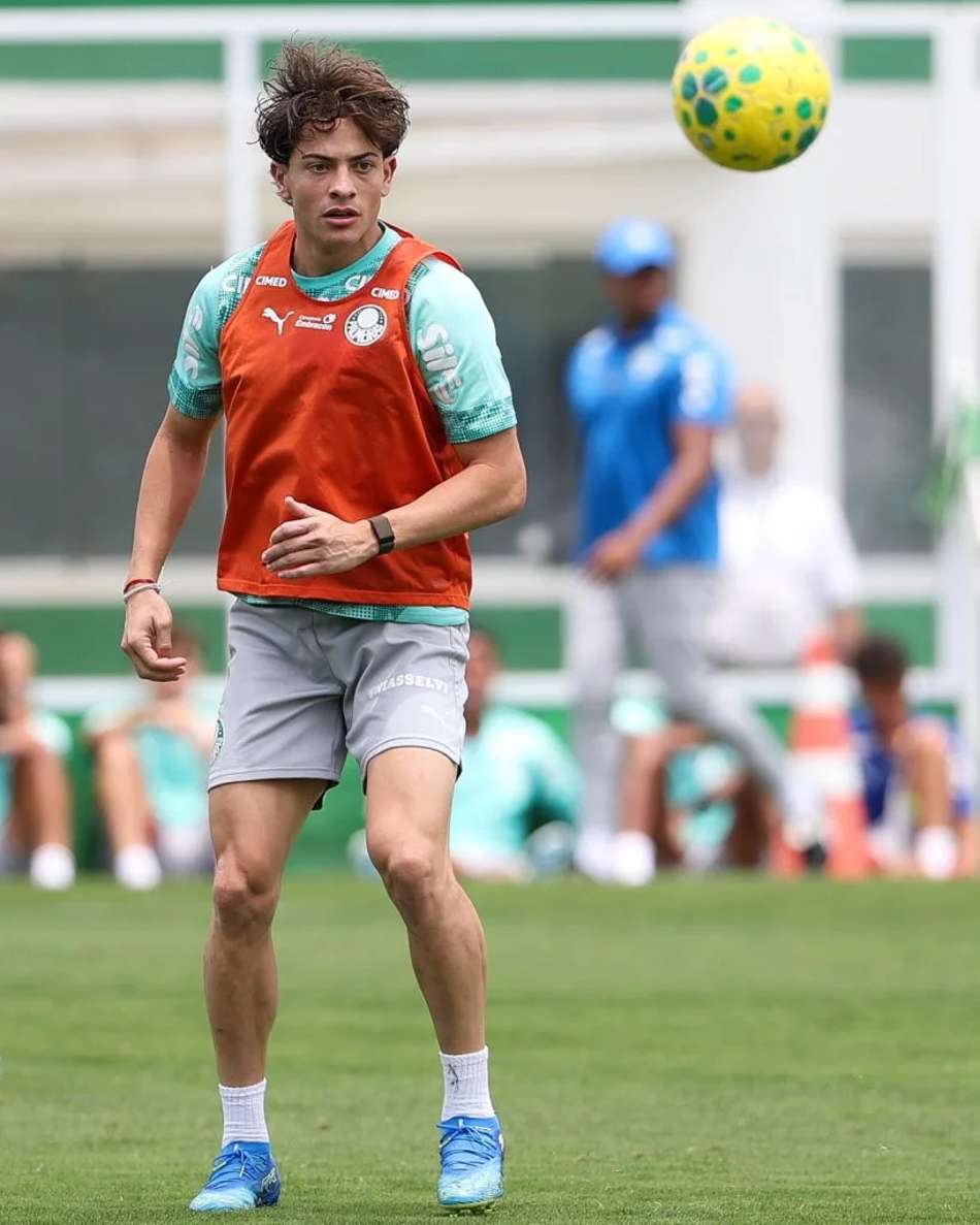 Giay treinando pelo Palmeiras, com colete laranja durante treino