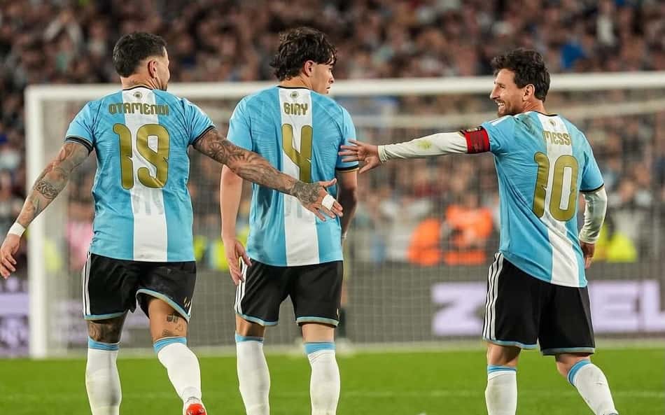 Giay, do Palmeiras, ao lado de Messi