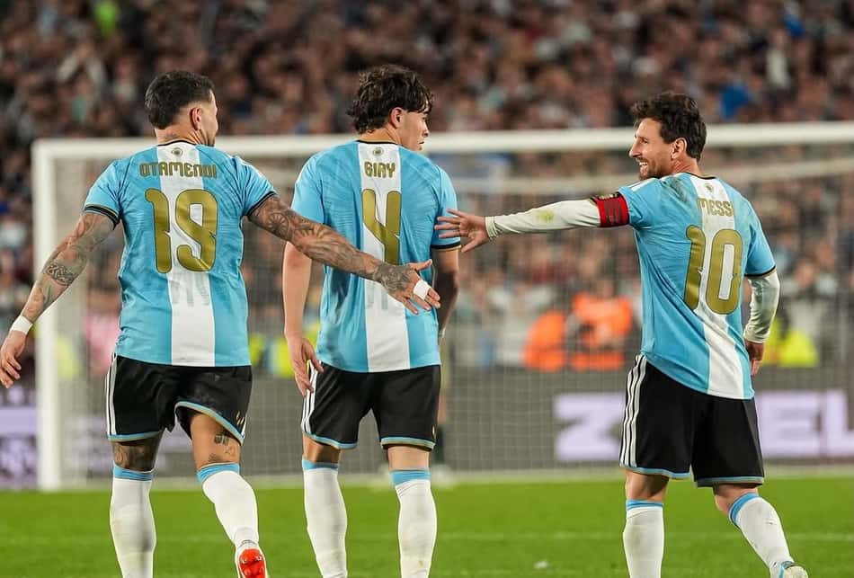Giay, do Palmeiras, ao lado de Messi (Foto: Reprodução)
