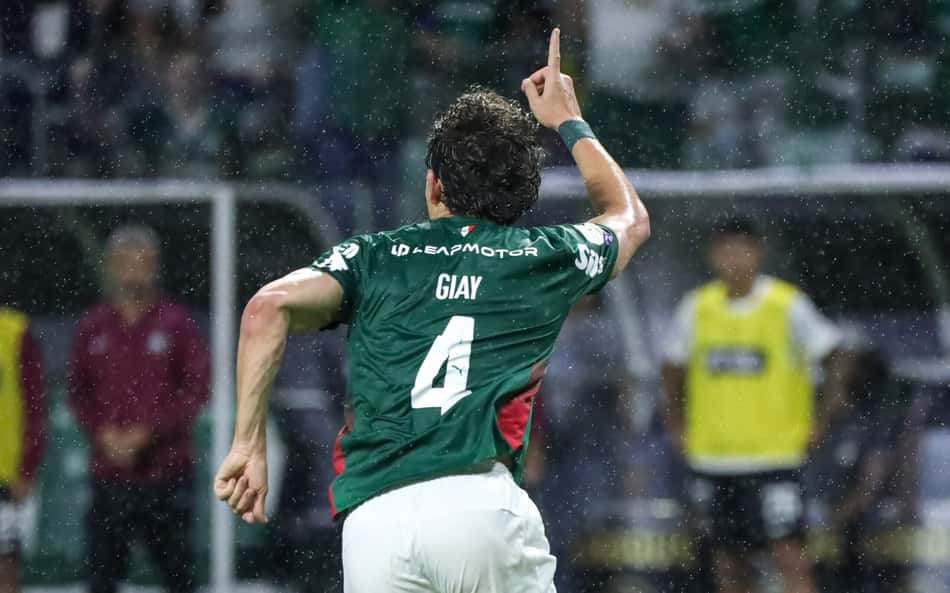 Giay comemora gol no clássico entre Palmeiras e Corinthians
