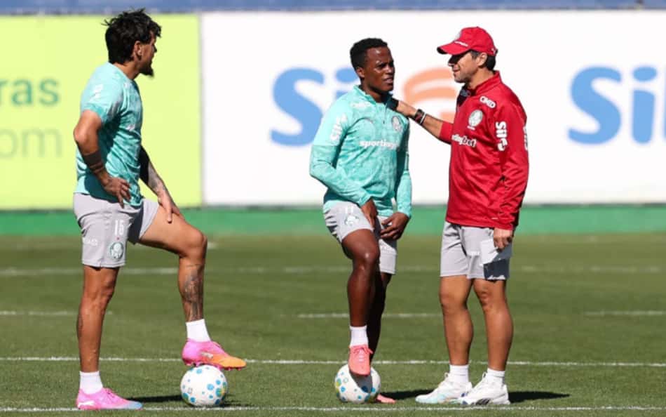 Gómez, Arias e Abel Ferreira durante treinamento do Palmeiras