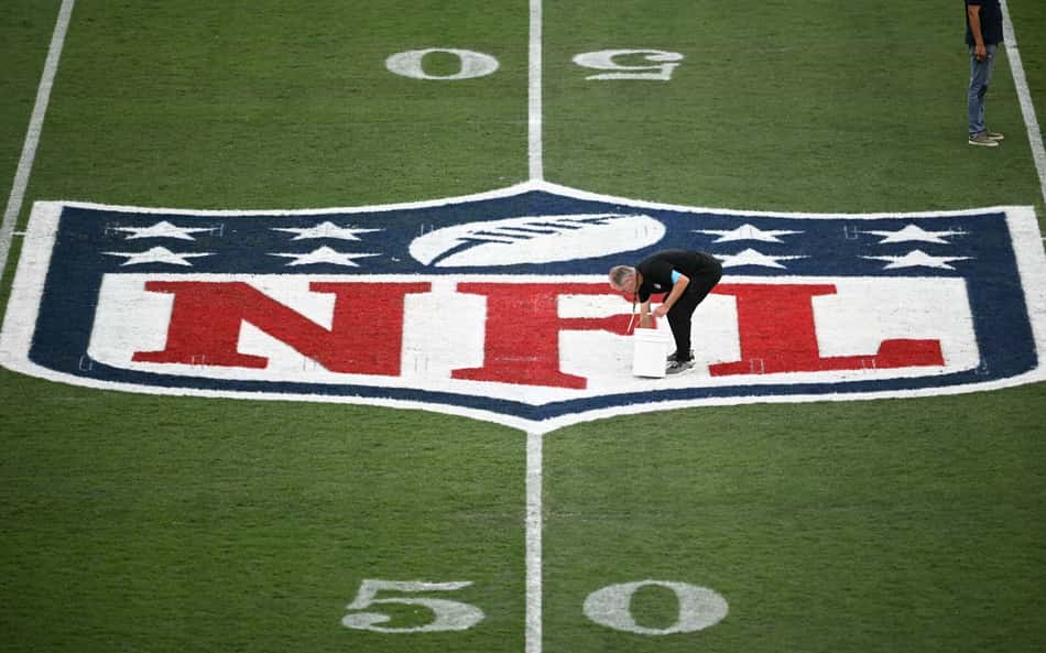 Gramado do Maracanã recebe pintura para jogo da NFL