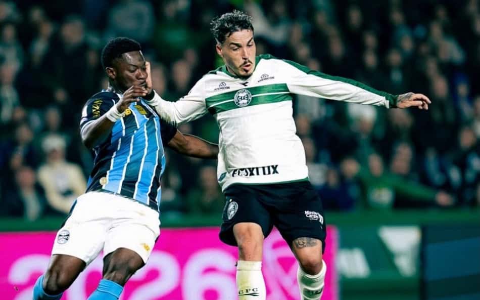 Jogador do Grêmio disputa a bola com jogador do Coritiba durante Grêmio x Coritiba
